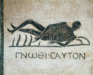 Gnothi seauton (Ismerd meg magad memento mori en mozaik a római San Gregorio kolostorban végzett ásatásokból, a görög mottóval Kr.e. 3. század) Museo Nazionale Romano (o delle Terme) Róma
