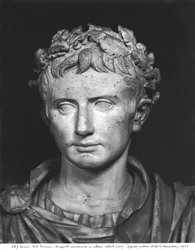 Augustus császár feje (Kr. e. 63-14) tölgykoszorúval koronázva (részlet)