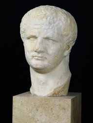 Titus feje (39-81) (márvány)