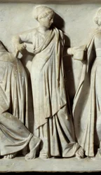 La muse Calliope, a Sarcophagus des Muses részlete: a művészetek és a betűk múzsáinak ábrázolása. Márvány szobor. Kr.u. 150. Párizs, Louvre Múzeum.