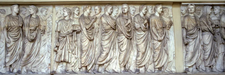 Papok körmenete, az Ara Pacis északi fala (márvány)