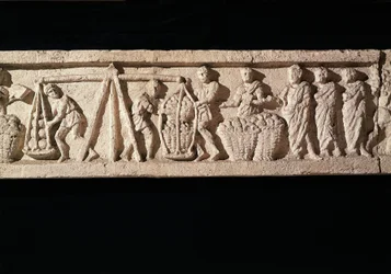 A kenyerek kosarakba rakását és mérlegelésre vitelét ábrázoló dombormű Euryaces, a pék sírjából, Porta Maggiore, Róma, Kr. e. 50-20 körül50-20