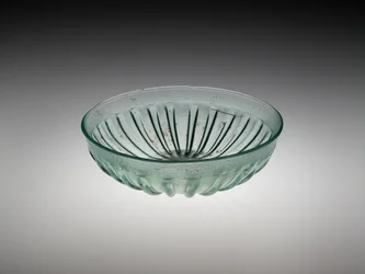 Bordázott üvegtál, AD 100-200 (formába fújt és vágott üveg)