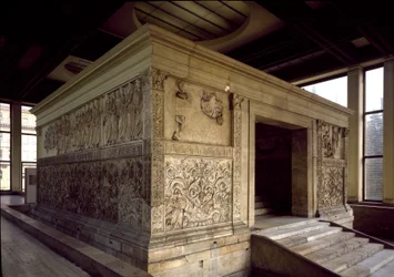 Római művészet: Ara Pacis Augustae vagy Augustae Oltárja Béke: az ókori Róma alacsony domborműve (jobb oldala), amelyet Augustae római császár épített ie 13 és 9 között a római Champ de Mars-on (Mars-mező) az ókori Rómát követő békének emlékére. a birodalo