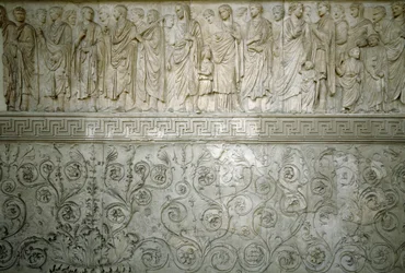 Római művészet: "" Augustus császár császári kortege"" Alacsony északi dombormű az Ara Pacis Augustae márványból, amelyet Augustae római császár épített Kr.e. 13 és 9 között a Champ de Mars-on (Campo de Marte) Rómában a béke emlékére évi háborúkat követően