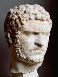 Római művészet: „” Caracalla márványfeje (188-217), császár i.sz. 211-217 között, i.sz. 211-217, dim. 28 cm - Róma, Palazzo dei Conservatori, Olaszország - Caracalla vezetője (188-217) - Márványszobor