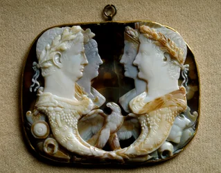 Római művészet: Az Onyx camee (Gemma Claudia) Claude (Tiberius Claudius Drusus) (Kr. e. 10-54) és felesége, fiatal Agrippine (i.sz. 15-59) (Agrippina minor) (balra) és Caius Julius Caesar császári párokat ábrázolja. dit Germanicus (Kr. e. 15-19) C)
