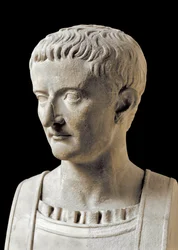 Római művészet: Tiberius (Tiberius Claudius Nero, Kr. e. 42-Kr. u. 37) római császár márvány mellszobra. Herculaneumból. Kr. u. 1. század. Nápoly, Museo Archeologico Nazionale
