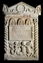 Római művészet: Flavia Sabina párizsi márványból készült égetőurna, lánya és veje felajánlotta. 2. század JC után. Rómából. Louvre múzeum
