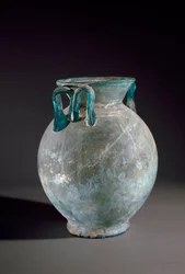 Római művészet: füles üvegváza. Pompejiből, Olaszországból. Nemzeti Régészeti Múzeum, Nápoly