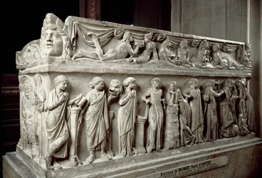 Római művészet: márvány szarkofág díszíti a múzsákat és egy bankettjelenetet ábrázoló harisnyát. Ostiából. Kr.u. 120-130. Párizs, Louvre Múzeum