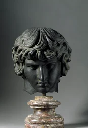 Római művészet: Antinous (vagy Antinoo, kb. 110-130), Hadrianus császár fiatal férfi szeretőjének ábrázolása. Bronzszobor. Firenze, Museo Archeologico