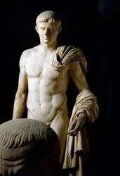 Római művészet: I. Claudius császár (Tiberius Claudius Drusus) (Kr. e. 10-Kr. u. 54) szobra Formiaeból. Nemzeti Régészeti Múzeum, Nápoly
