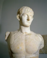 Római civilizáció, Drusus III, Germanicus és idősebb Agrippina fia márványszobra Roselle-ból, Augusteum, Toszkána régió, Olaszország