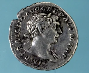 Ezüstérme Traianus római császár (53-117) képmásával. A milánói Medagliere gyűjteménye.