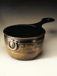 Serpenyő ónozott belsővel, a Dowalton Loch Crannogból, Wigtownshire (bronz és ón)