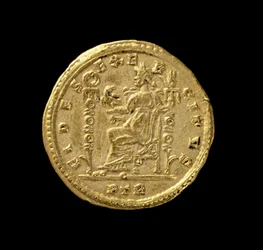 I. Nagy Konstantin (Kr. u. 306-337) Solidus (hátlap), amely a trónon balra ülő Fideszt ábrázolja. Felirat: (arany) (az előlapot lásd 119150).