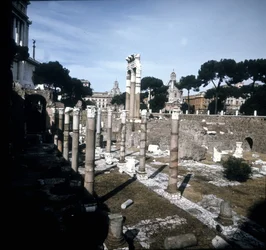 A Caesar Forum Kr.e. -54-ben kezdődött és Augustus (Octavianus vagy Octavianus) császár (i.e. 63-14) alatt ért véget. Róma.