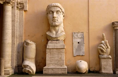 A Konzervatívok Palotájának (Palazzo dei conservatori) udvara a Musei Capitoliumban (Capitolium): Konstantin kolosszális szobrának töredékei i.sz. 313-324 között (márvány)