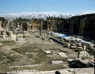 Kilátás az ókori Heliopolis templomkomplexumának Nagy udvarára, 2. század