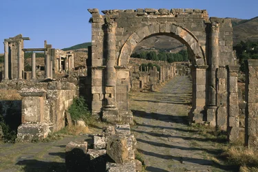 Kártya, boltív és Vénusz-templom (bal oldalon), magas császári időszak (i. e. 27-395)