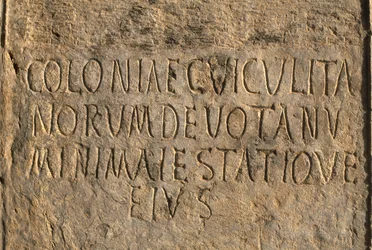 Latin felirat a Cuicul kolónia nevével, magas császárkor (Kr. e. 27-395)
