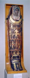 Artemidorus festett és aranyozott múmiatokja hellenisztikus stílusú enkausztikus portréval, Hawarából (festett és aranyozott stukkó) (lásd még 46817 és 26166).