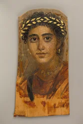 Fiatal nő portréja piros színben, i.sz. 90-120 (enkausztikus, hársfa, aranylevél)