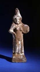 Ízisz istennő szobra timpanonnal (festett terrakotta)