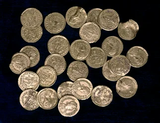 28 érme Flavius Honorius nyugat-római császár (384-423) és Flavius Arcadius kelet-római császár (377/378-408) korából, 4. és 5. század (érme)