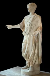 Art Rome Gyermek tógába öltözve és buborékot (bulla) visel, a feje Néró gyermeké