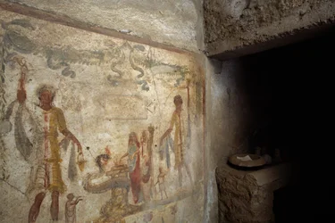 Larariumot ábrázoló freskó a konyha bejárata közelében, Caius Julius Polybius háza, Pompei (UNESCO Világörökségi Lista