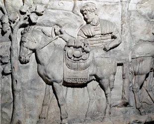 Római művészet: "" Egy márna rakomány zsákmány"" 1862-es öntőforma, amely a Traianus császár (53-117) uralkodása idején épült római Traianus oszlop (Trajane oszlop) (Colonna Traiana) domborműveit reprodukálja. A Trajane-oszlop a győzelmes hadjáratokról áll