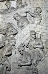 Római művészet: „”erőd építése a római táborban”” 1862-es formanyomtatvány, amely a Traianus császár (53-117) uralkodása alatt épült római Traianus-oszlop (Trajane oszlop) (Colonna Traiana) domborműveit reprodukálja. . A Trajane-oszlop megemlékezik t