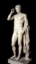 Római művészet: Marcus Claudius Marcellus (Kr. e. 42-23), Augustus unokaöccsének márványszobra, Kleomenész athéni műve, Kr. e. 20 körül, mérete 190 cm - Párizs, Musée du Louvre - Marcellus (Kr. e. 42-23), Augustus unokaöccsének és első vejének díszes