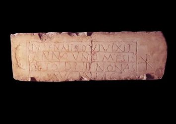 Római ókor: Jubenalis nevű loculus plakett, halott gyermek sírfelirata. Róma katakombáiból. Párizs, Louvre Múzeum