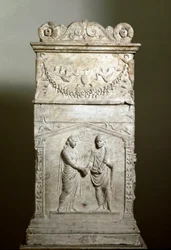 Római művészet: esküvői jelenettel díszített síroltár (Junctio dextrarum). Lapos dombormű. Róma, Museo Nazionale Romano. Házassági kézfogás (Junctio dextrarum). Márvány dombormű, római művészet, egy házaspár síroltáráról. Róma, Museo Nazionale Romano
