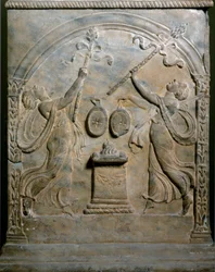 Római művészet: két táncoló mainaszt ábrázoló síroltár. Lapos dombormű. Róma, Museo Nazionale Romano
