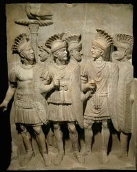 Római művészet: a praetorianus gárdát, légiósokat és elit katonákat ábrázoló márvány dombormű, méretei 1,62 x 1,26 m - Párizs, Musée du Louvre - A praetorianus gárda, légiósok és elit katonák - Márvány dombormű