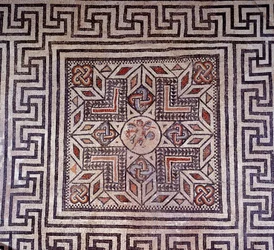 Római művészet: mozaik geometrikus figurákkal. Nimes, Régészeti Múzeum.