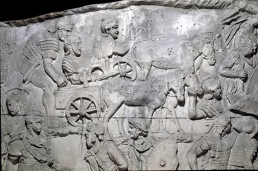 Római művészet: „” a római armee folyamatban”” 1862-es öntőforma, amely a Traianus császár (53-117) uralkodása idején épült római Traianus-oszlop (Trajane oszlop) (Colonna Traiana) domborműveit reprodukálja. A Trajane-oszlop a győztes tábornak állít emléke