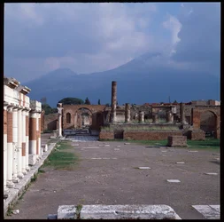Római művészet: a fórum látképe, Pompei régészeti lelőhelye (Kr. e. I. század – Kr. u. 1. század) Olaszország (Római művészet: Pompei fórum képe