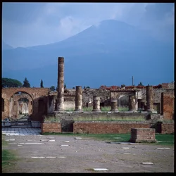 Római művészet: a fórum látképe, Pompei régészeti lelőhelye (Kr. e. I. század – Kr. u. 1. század) Olaszország (Római művészet: Pompei fórum képe