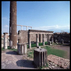 Római művészet: Apollón templomának kilátása Pompei régészeti lelőhelyén (Kr. e. 4. század-Kr. e. 2. század) Olaszország (Római művészet: Apollón templomának képe, Pompei, Kr. e. 4. század – ie 2. század, Olaszország)