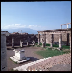 Római művészet: Apollón templomának kilátása Pompei régészeti lelőhelyén (Kr. e. 4. század-Kr. e. 2. század) Olaszország (Római művészet: Apollón templomának képe, Pompei, Kr. e. 4. század – ie 2. század, Olaszország)