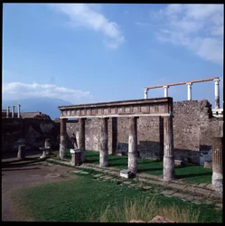 Római művészet: Apollón templomának kilátása Pompei régészeti lelőhelyén (Kr. e. 4. század-Kr. e. 2. század) Olaszország (Római művészet: Apollón templomának képe, Pompei, Kr. e. 4. század – ie 2. század, Olaszország)