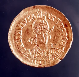 Romulus Augustulus, latinul Flavius Romulus Augustus (vagy Romulus Augustulus, olaszul Romolo Augustolo), körülbelül 460-511, az utolsó nyugatrómai császár. Portré egy érmén, 5. század