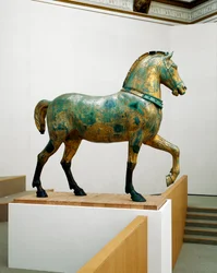 A San Marco négy diadalmas quadriga lova egyikének szobra (bronz)