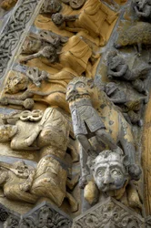 Részlet a Szent Mária katedrális homlokzatának faragott boltozatáról, Oloron Sainte Marie (Atlanti Pireneusok)