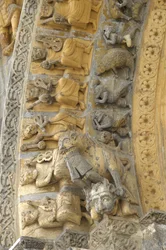 Részlet a Szent Mária katedrális homlokzatának faragott boltozatáról, Oloron Sainte Marie (Atlanti Pireneusok)